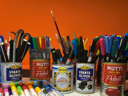 Verschiedene bunte Pinselstifte für Brush Lettering stehen aufrecht in Dosen. Foto: Janne Klöpper